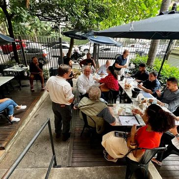 Clientes em evento de degustação de vinhos da Vinhetica no terraço da St. Chico Higienópolis