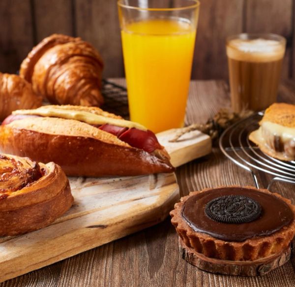 Croissant, suco de laranja, chocolate quente, cinnamon roll, torta de chocolate