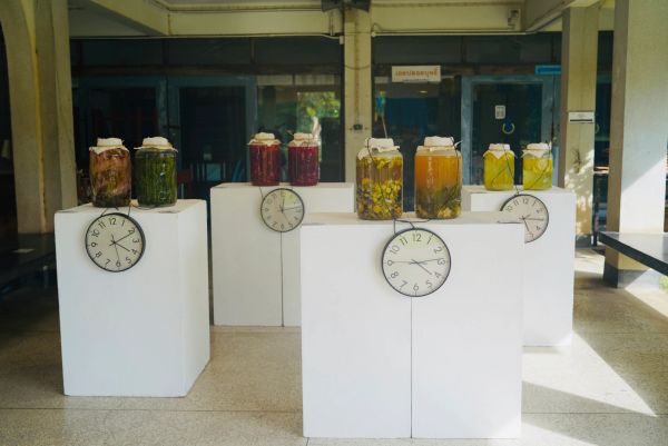 Installation of clocks fuelled by fermenatation jars