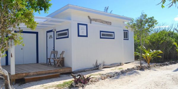 With a Twist Cottage is a cozy one-bedroom, one-bathroom cottage nestled in the mangroves and native