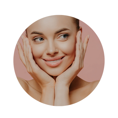 Mulher com as mãos no rosto após realizar skinbooster. 