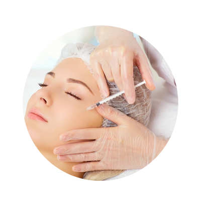 Profissional aplicando toxina botulínica em paciente