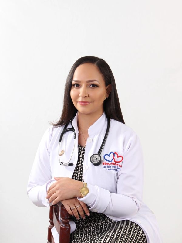 Un especialista en cardiología pediátrica y atiende la salud del corazón de niños y adolescentes