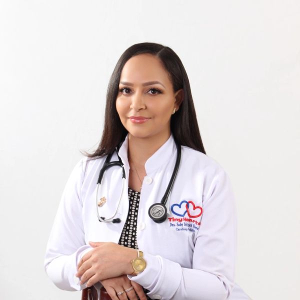 Doctora con bata blanca y estetoscopio.
