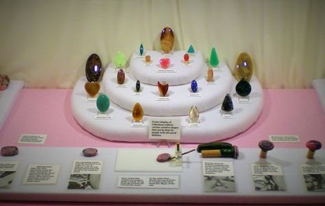 A gem show display of lapidary work.