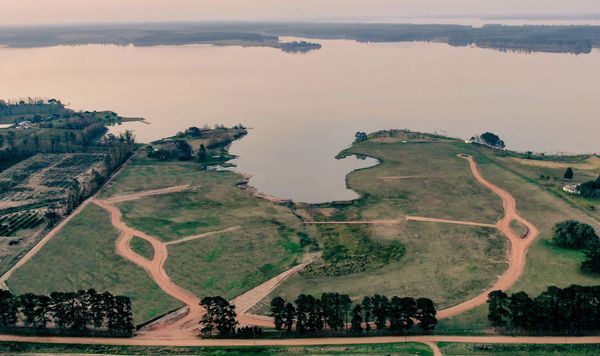 Vista aerea de puerto ayuí, lotes, lago salto grande, barrio nautico