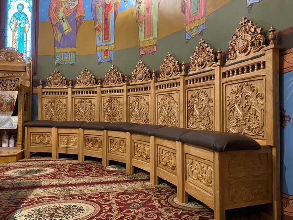 Producem mobilier bisericesc la comandă:
catapeteasmă, strane bisericești, strane credincioși+altele