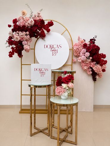 Elegant floral decoration with red and pink flowers for a birthday celebration.