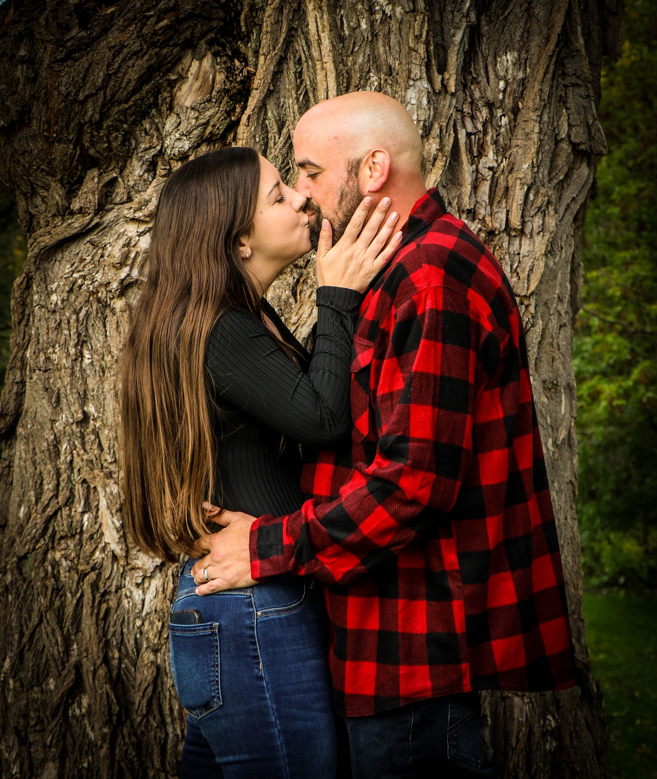 couple kissing