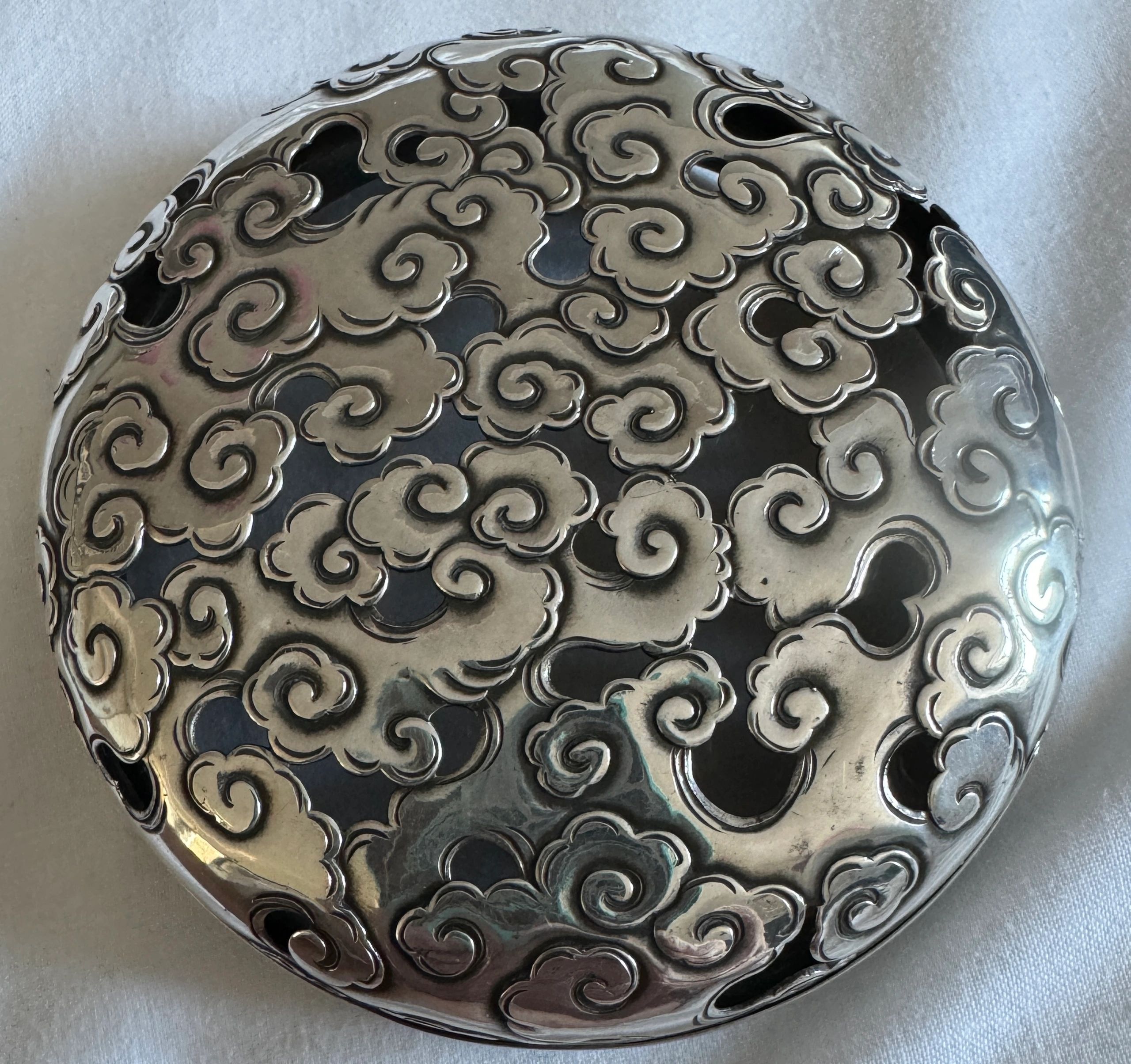Silver Koro cover pierced with scrolling clouds. Chiseled signature of Gisuke Yoshisuke zo (probably 8th or 9th generation), Edo era.