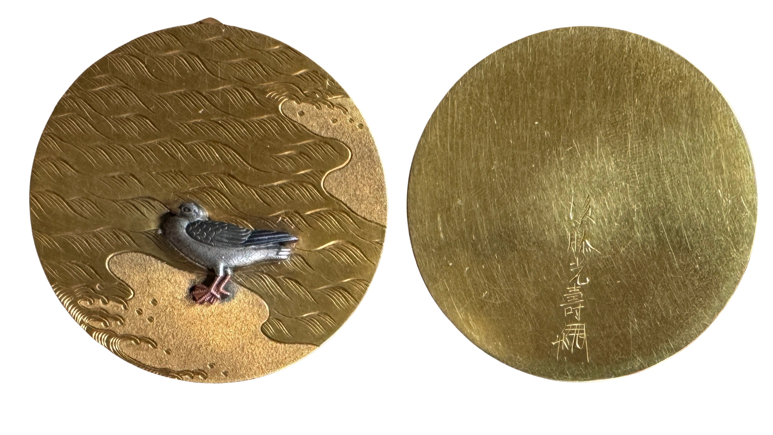 Gold Kogo decorated with a solitary shakudo, silver & copper gull on an ebbing tide sand bar. Has inrobuta (flush fitting) lid and shifuku (bag). Signed on base with a Kao, the original tomoboko inscribed ‘kin muku nami ni kamone koku onkogo, Goto Mitsutoshi saku’ (gold incense container with gull on a sandbar, made by Goto Mitsutoshi [1790-1862]). Edo era. The only known surviving Goto line gold Kogo from this era.
