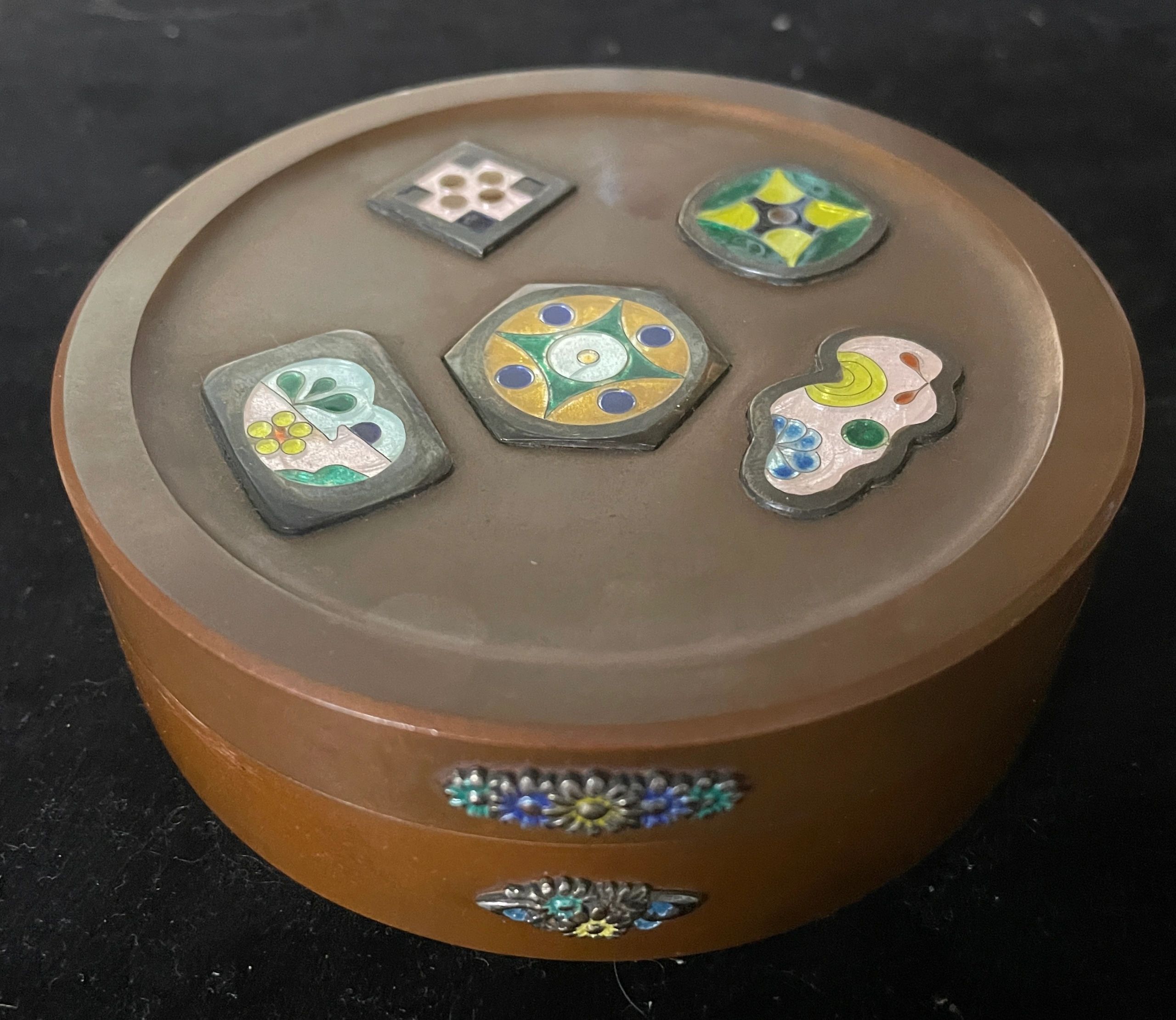Medallion basse taille cloisonné enameled copper kogo (incense box), the rims decorated with enameled silver junikiku (12 petal chrysanthemum mon), after Hirata School. Meiji-Taisho era