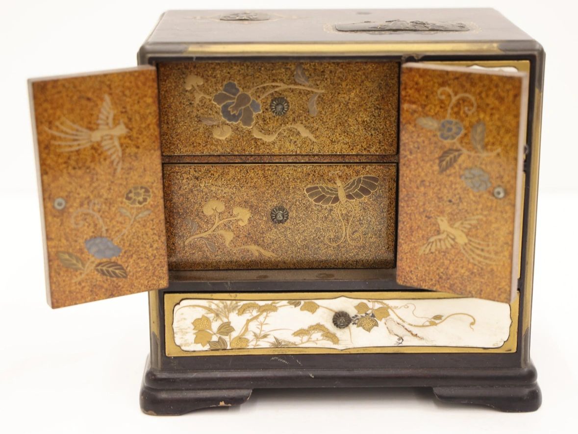 Shibayama Kodansu set with mixed metal Shakudo motifs, detail view