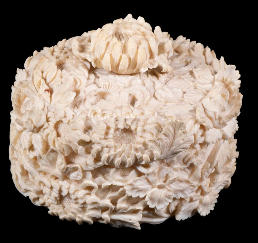 Chrysanthemum carved ivory box by Yoshihide. Meiji era.