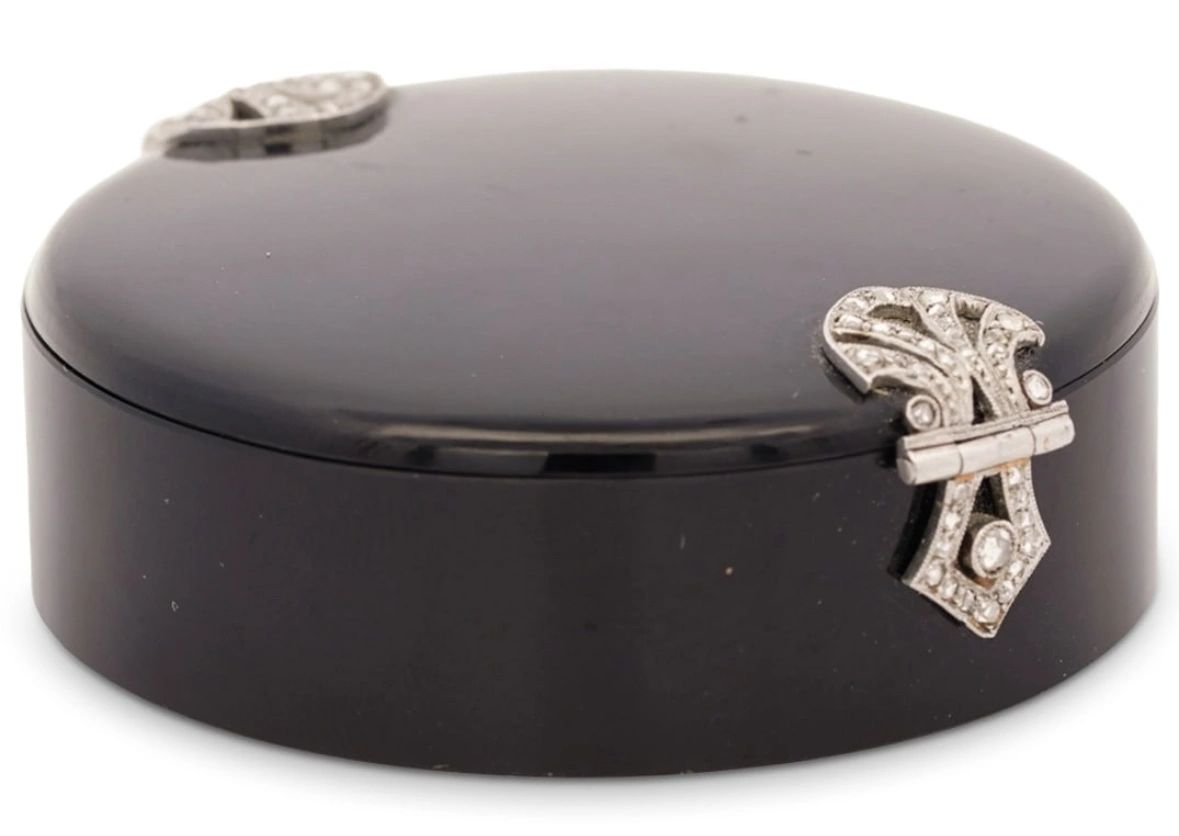 Platinum, diamond & gold mounted onyx poudrier. Chaumet, Paris c.1925.