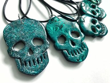 Customer review of When I Decorate Things green skull resin necklace