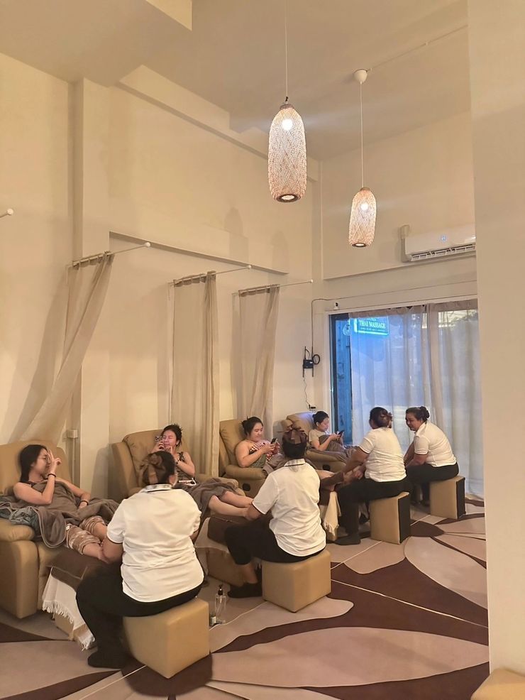 Relaxed customer review at Nirvana Treats Bangkok