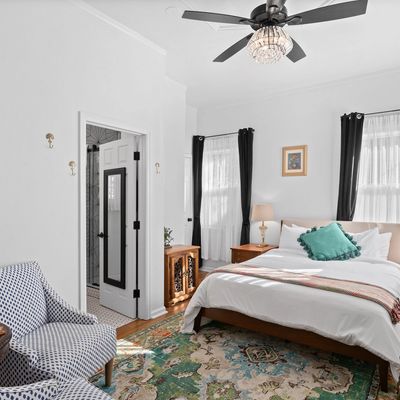 Lilac Queen Suite with Queen bedroom
