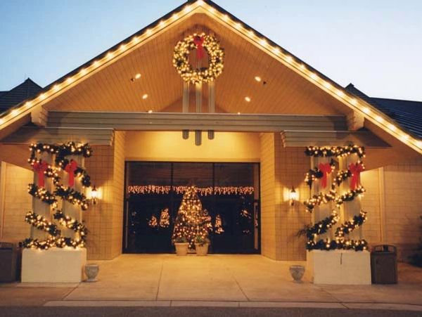 Elegant Christmas Lighting is a full service professional holiday lighting company.