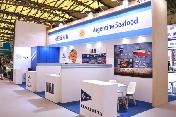 Stand de mariscos argentinos en una feria.