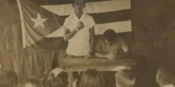 Reunión sindical con bandera puertorriqueña.
