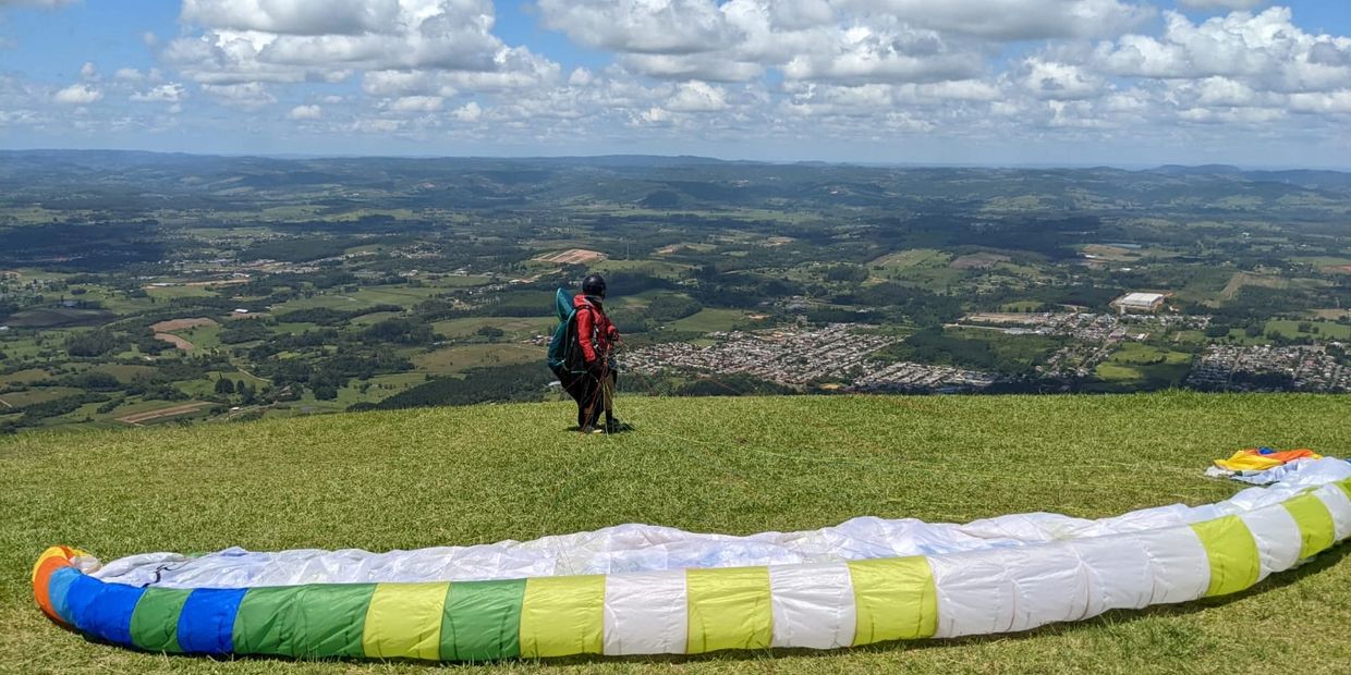 Kristina assesses conditions before taking flight from the SE launch in Sapiranga, RS, Brazil
