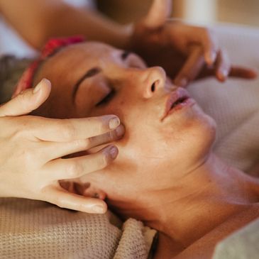 Massage japonaise du visage pour améliorer l’élasticité de la peau et avoir un lifting naturel