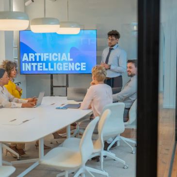 Reunião sobre inteligência artificial em sala moderna.
