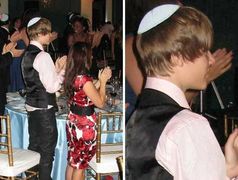 Justin Bieber wearing Kippah 