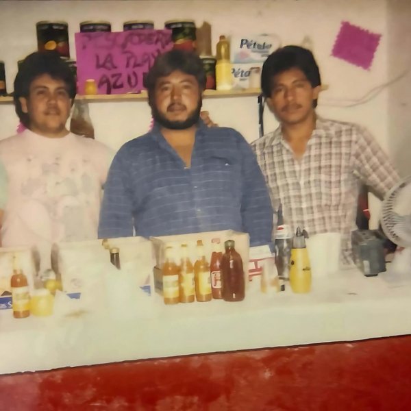 En el centro, Don Arturo y a su izquierda, su hermano Abel (q.e.p.d.), cuyo nombre inspiró “EIVO”, c