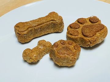 Ingredients: whole wheat flour, unsweetened applesauce, whole grain oats, egg, natural peanut butter