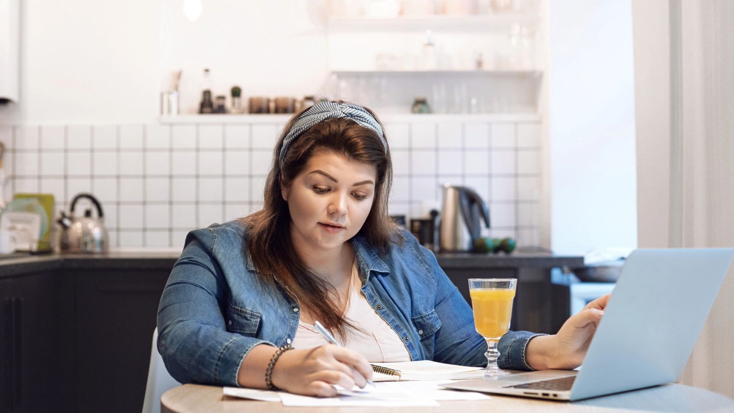 Spanish tutor teaching a live online class