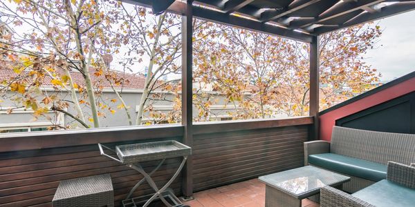 Terrace with treetop views over Nişantaşı at Deger 16 Residences, Istanbul