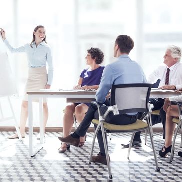 Trener sprzedaży prowadzi warsztaty z wykorzystaniem CRM i AI