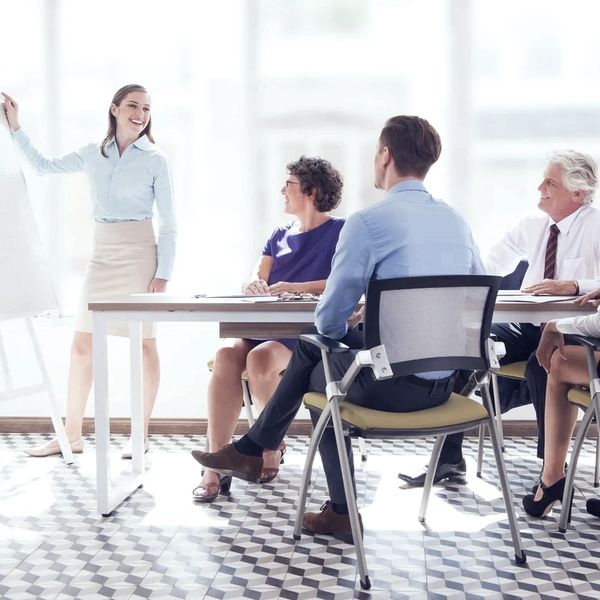 Trener sprzedaży prowadzi warsztaty z wykorzystaniem CRM i AI