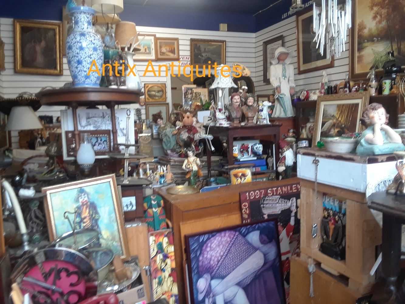 Liquidation - everything must be sold.Tout doit etre vendu.Many bargains . Aubains 