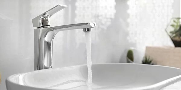 A picture of the water flowing from the tap 