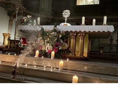 Misa de la Adoración, los jueves a las 21:00h en  la Parroquia Nuestra Señora de los Ángeles.