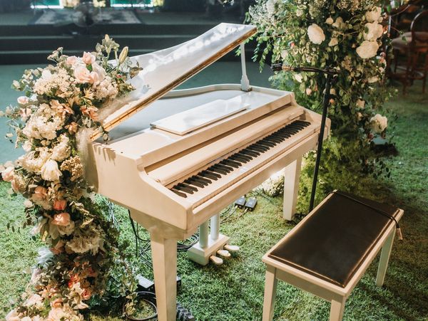 Piano branco Tokai -  Com todo glamour e sofisticação para o seu evento.
