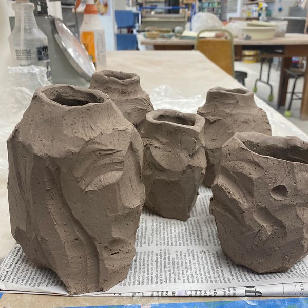 5 vases made out of wet clay with the kintsugi technique. 