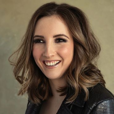 A picture of a model with brown hair