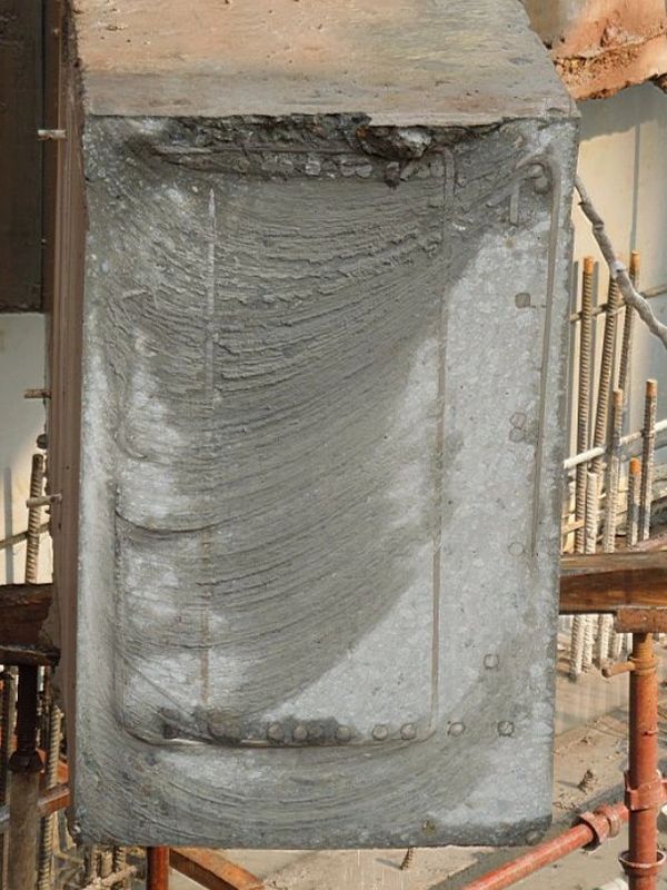 Superficie de concreto con marcas y varillas a su alrededor.