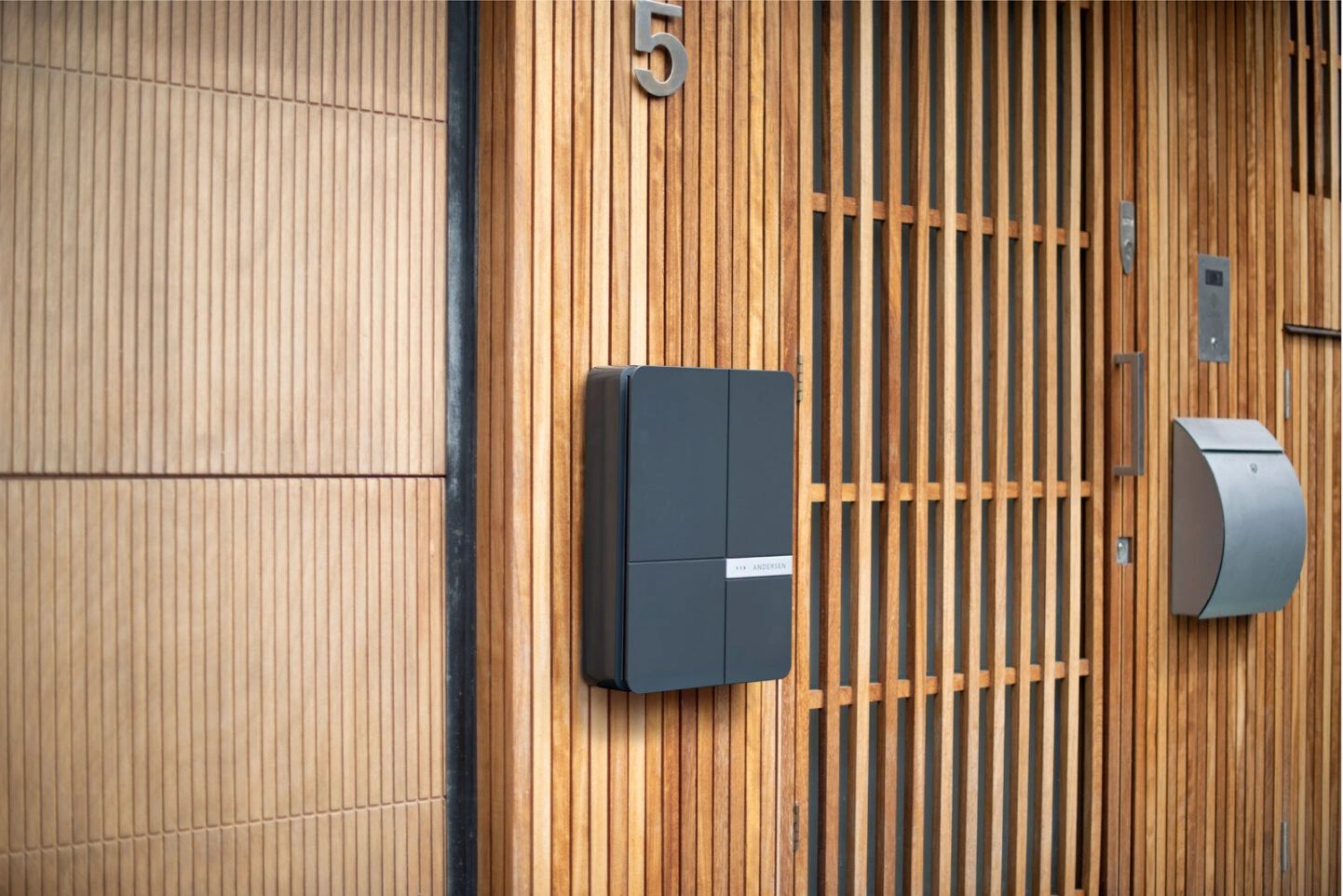 Andersen Nearly. Lack EV charger on slats.