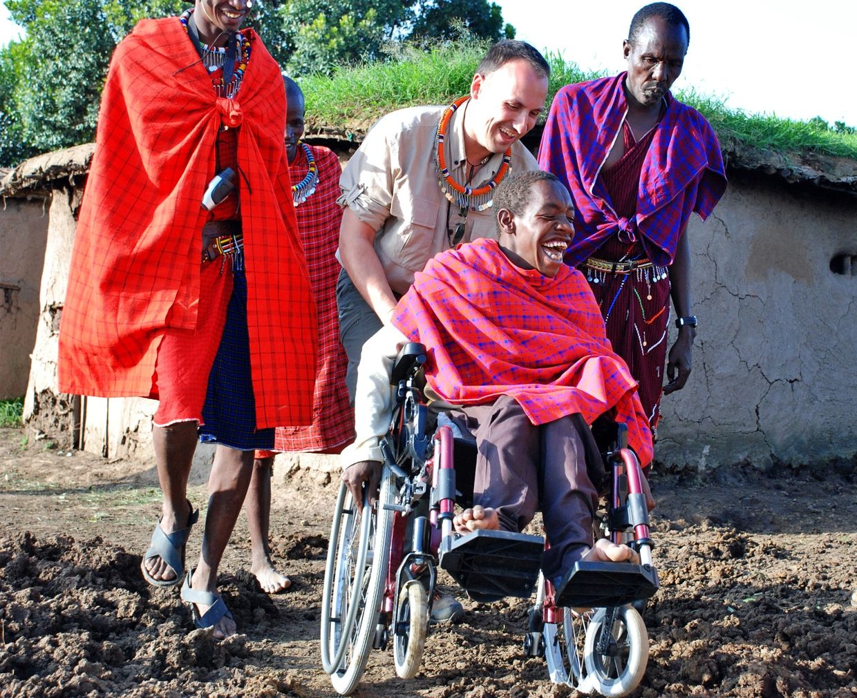 Entrega de silla de ruedas en Masai Mara