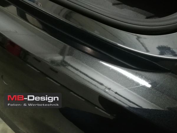 Folierung der Kofferraum-Ladekante mit Steinschlag- / Ladekanten-Schutzfolie. auf schwarzen BMW