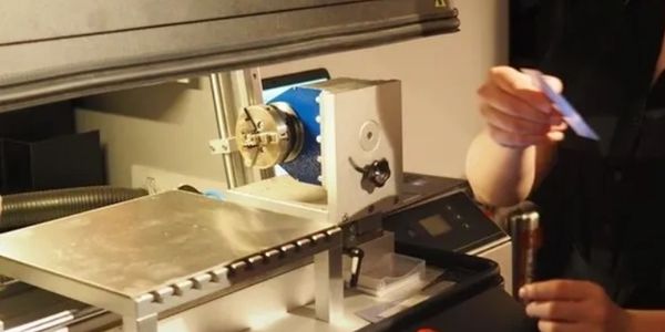 Personalização a laser ao vivo em eventos corporativos e ativações de marca