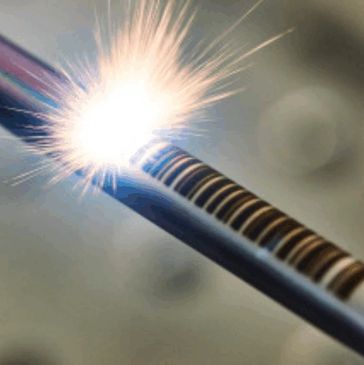 Gravação a laser de um codigo de barras em uma peça de metal
