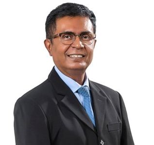 Dr. Mathews J. Mathew, Consultant Women’s cancer and laparoscopic surgeon