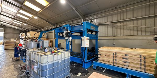 SIP panel press used for manufacturing SIPS