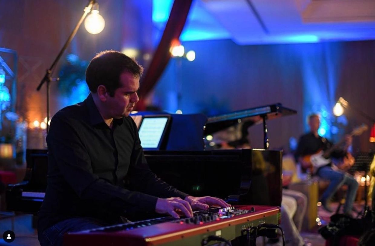 Ruben at the keyboards in concert